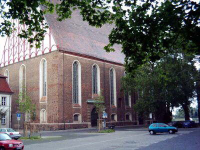 Konzerthalle mit Parkplatz